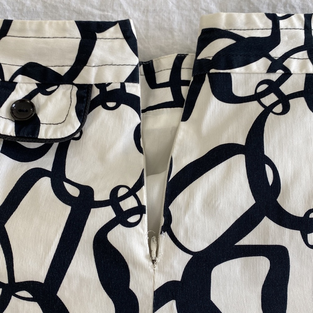 Trina Turk mini pleat skirt with faux pockets ,side zip. Chain print - Picture 8 of 11